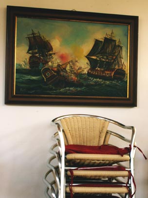  ANDREU BUENAFUENTE _ batalla naval y sillas 