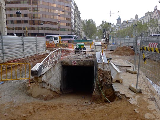  ANDREU BUENAFUENTE _ boca (o culo) de metro 