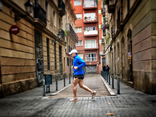  ANDREU BUENAFUENTE _ corriendo bajo la lluvia 