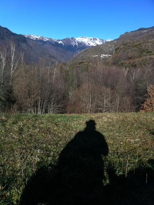  ANDREU BUENAFUENTE _ sentado en un prado 