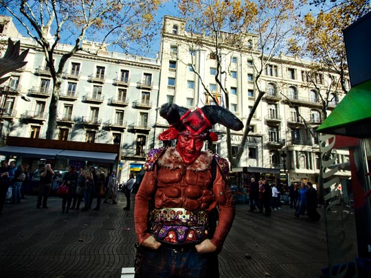  ALBERT JODAR _ el duro día de una escultura humana de las ramblas, barcelona, 2010 