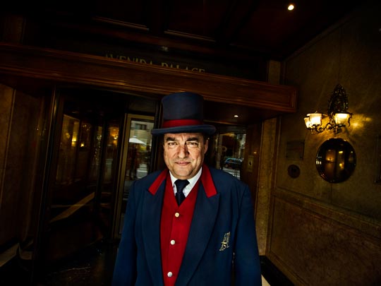  ALBERT JODAR _ el hombre que regalaba sonrisas y bienvenidas, barcelona, 2010 