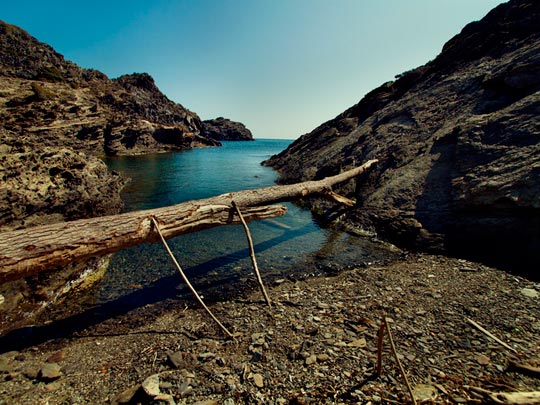  ALBERT JODAR _ el puente de las pequeñas cosas, cadaqués, 2012 