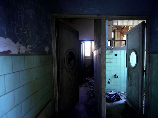  ALBERT JODAR _ en la oscuridad del pasillo 