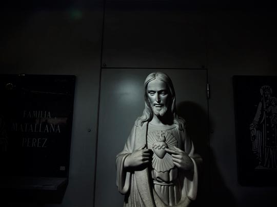  ALBERT JODAR _ icono de plegarias y delirios en un supermercado de recuerdos, barcelona, 2010 