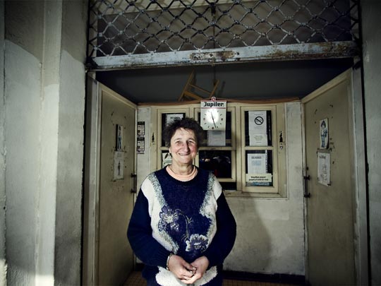  ALBERT JODAR _ la vigilante de los baños públicos, francia, 2011 