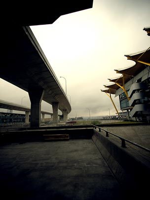  ALBERT JODAR _ sentado hacia la vía 