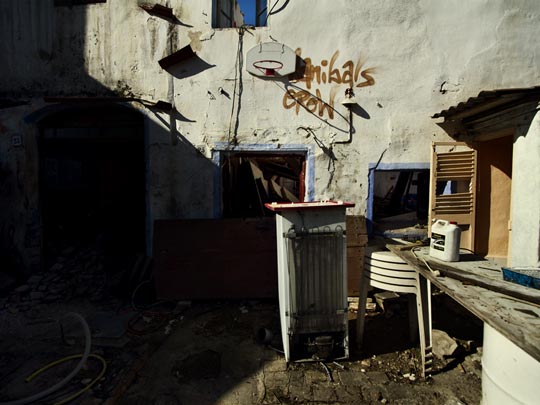  ALBERT JODAR _ volviendo a reconstruir la desalojada okupada, barcelona, 2011 