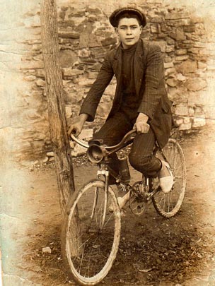  ANGELA LLOP [Torrelles de Foix-Barcelona] _ el noi de la bici (años 1915 aprox.) 