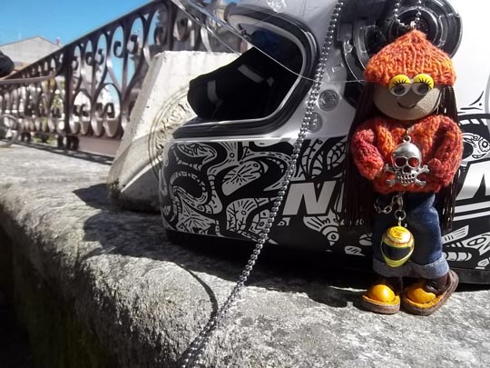  LOLA GARCIA [Ourense] _ junto a un casco 