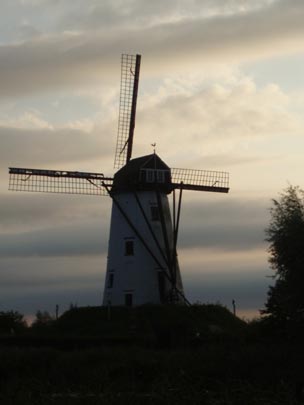  NATALIA PÉREZ [Ribadeo-A Coruña] _ molino al atardecer 