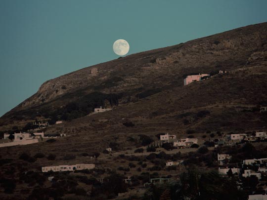  ANNA MOLINS [Barcelona] _ un vespre d'agost vaig veure com la lluna queia rodolant per una muntanya 