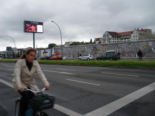  PAU ARENÓS _ muro electrónico 