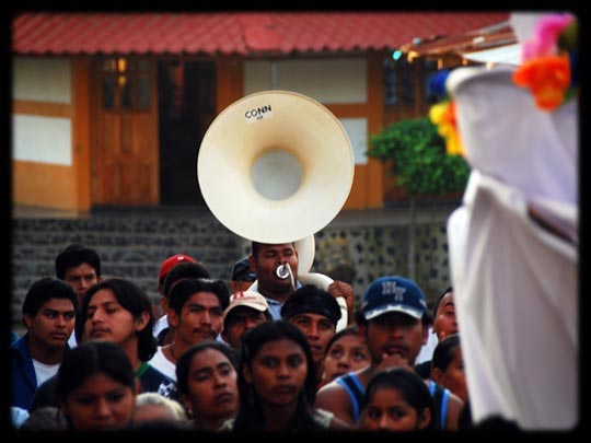  ARACELI SEGARRA _ dando la nota 