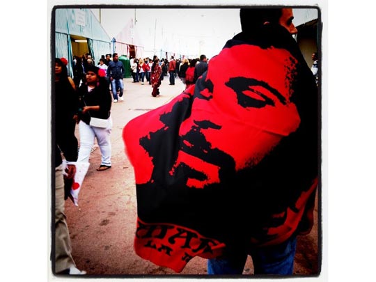  ANA SANCHEZ _ dando la espalda a camarón 