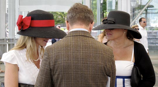  ANA SANCHEZ _ un hombre hasta el gorro 