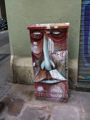  BERTO ROMERO _ caja eléctrica tras el paso de un artista 