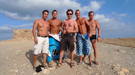  BERTO ROMERO _ en playa papagayo con unos amigos 