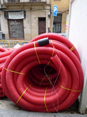  BERTO ROMERO _ gran ovillo de tubería de plástico roja 