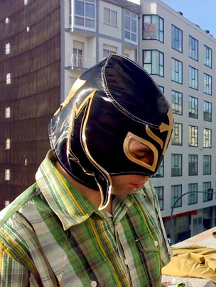  BERTO ROMERO _ luchador mexicano de paisano pensativo 