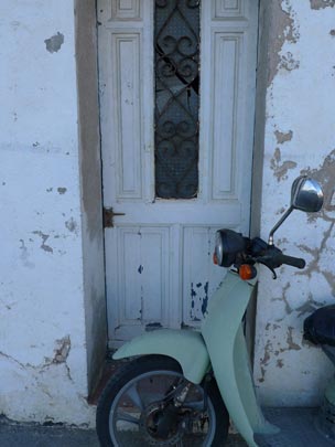  BERTO ROMERO _ puerta y media moto 