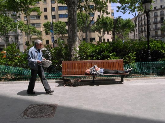 FRANCESC FÀBREGAS _ paseante, perro y sr. durmiendo 