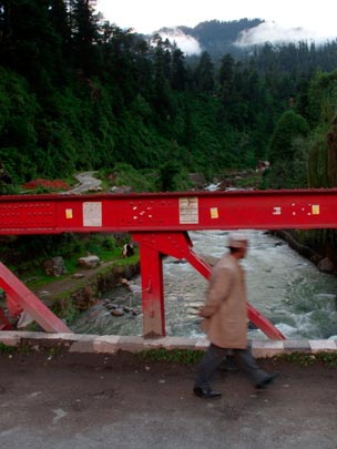  FRANK KALERO _ manali, un puente 