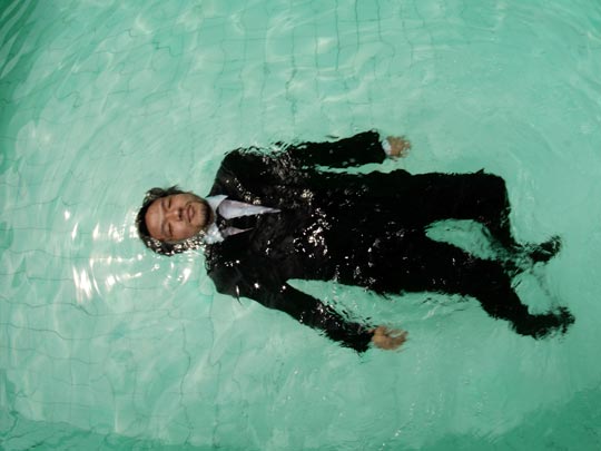  FRANK KALERO _ río de janeiro, señor con traje en el agua 