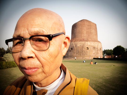  FRANK KALERO _ sarnat: chino con gafas y lingam 