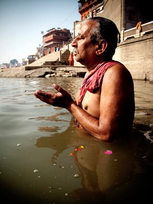  FRANK KALERO _ varanasi: baño matinal 