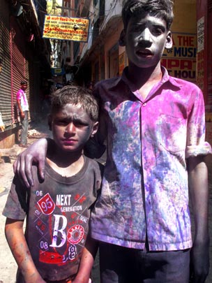  FRANK KALERO _ varanasi, jovenes coloridos 