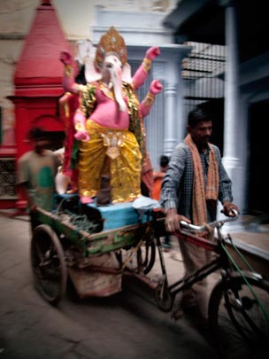  FRANK KALERO _ varanasi: paseando a ganesha 