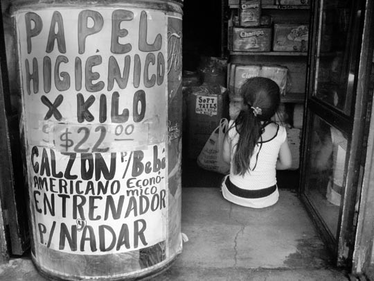  HANNA QUEVEDO _ papel por kilos 