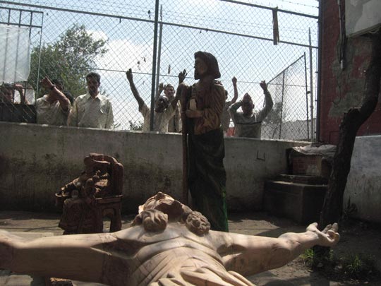  JON SISTIAGA _ cárcel mexicana (2). presos haciendo cristos 