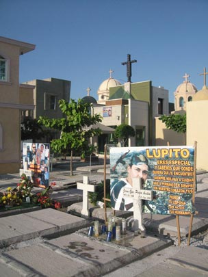  JON SISTIAGA _ cementerio narco en culiacán (sinaloa). arrogancia 