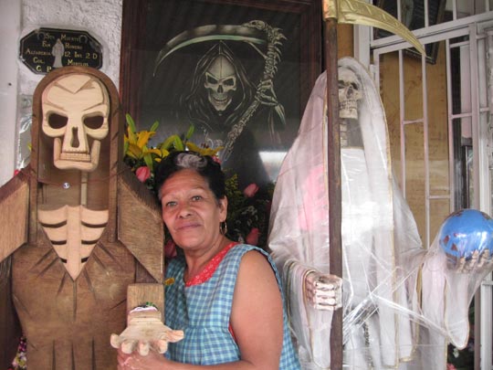  JON SISTIAGA _ doña queta en el altar de la santa muerte 