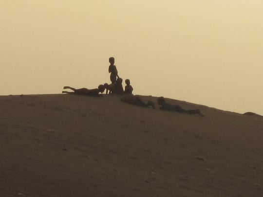  JON SISTIAGA _ niños duneando 