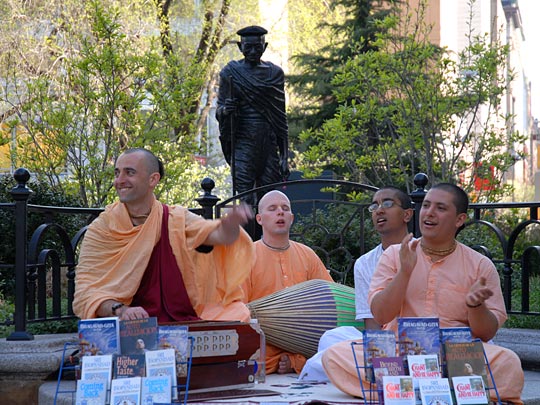  CHARLIE LONEGAN _ hare krishnas y patxi gandhi 