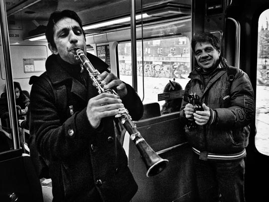  MARCELO AURELIO _ músicos en el tren, barcelona 