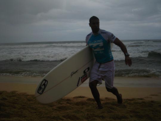  MIKEL URMENETA _ hombre con tabla 