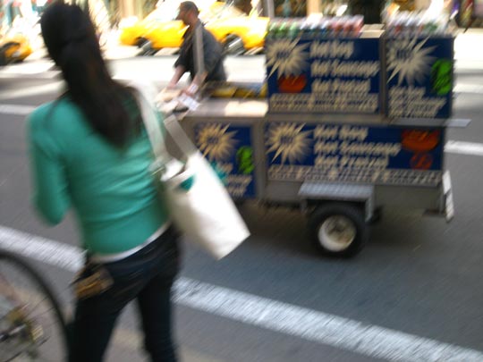  MIKEL URMENETA _ la modelo y el carrito 