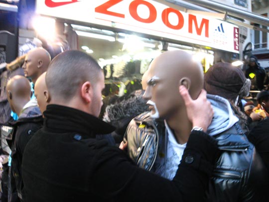  MIKEL URMENETA _ maniquí recibiendo una caricia 