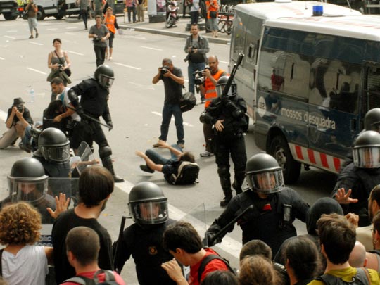  PAU COSTA _ carga plaça catalunya 