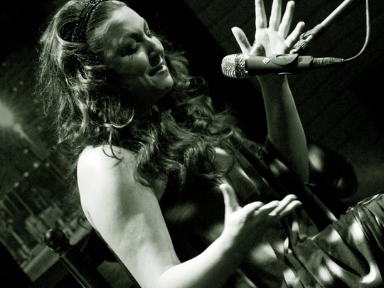  PAU COSTA _ niña pastori 