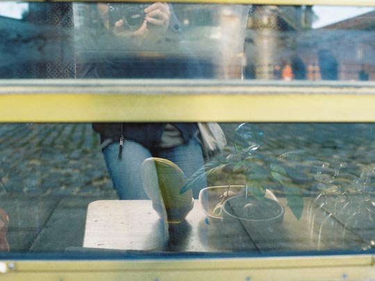  SARA COSTA _ autoretrato en ventana de barco de canal 