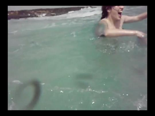  SARA COSTA _ captura de pantalla. autorretrato. me rio del frío 