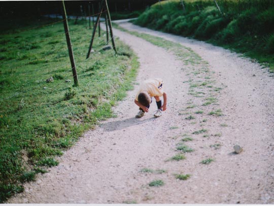  SARA COSTA _ limpiando caca de vaca 