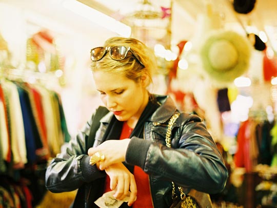  SARA COSTA _ nos gustan las tiendas llenas de porquería 