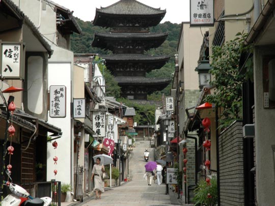  VANE VILLAR _ caminando por gion 